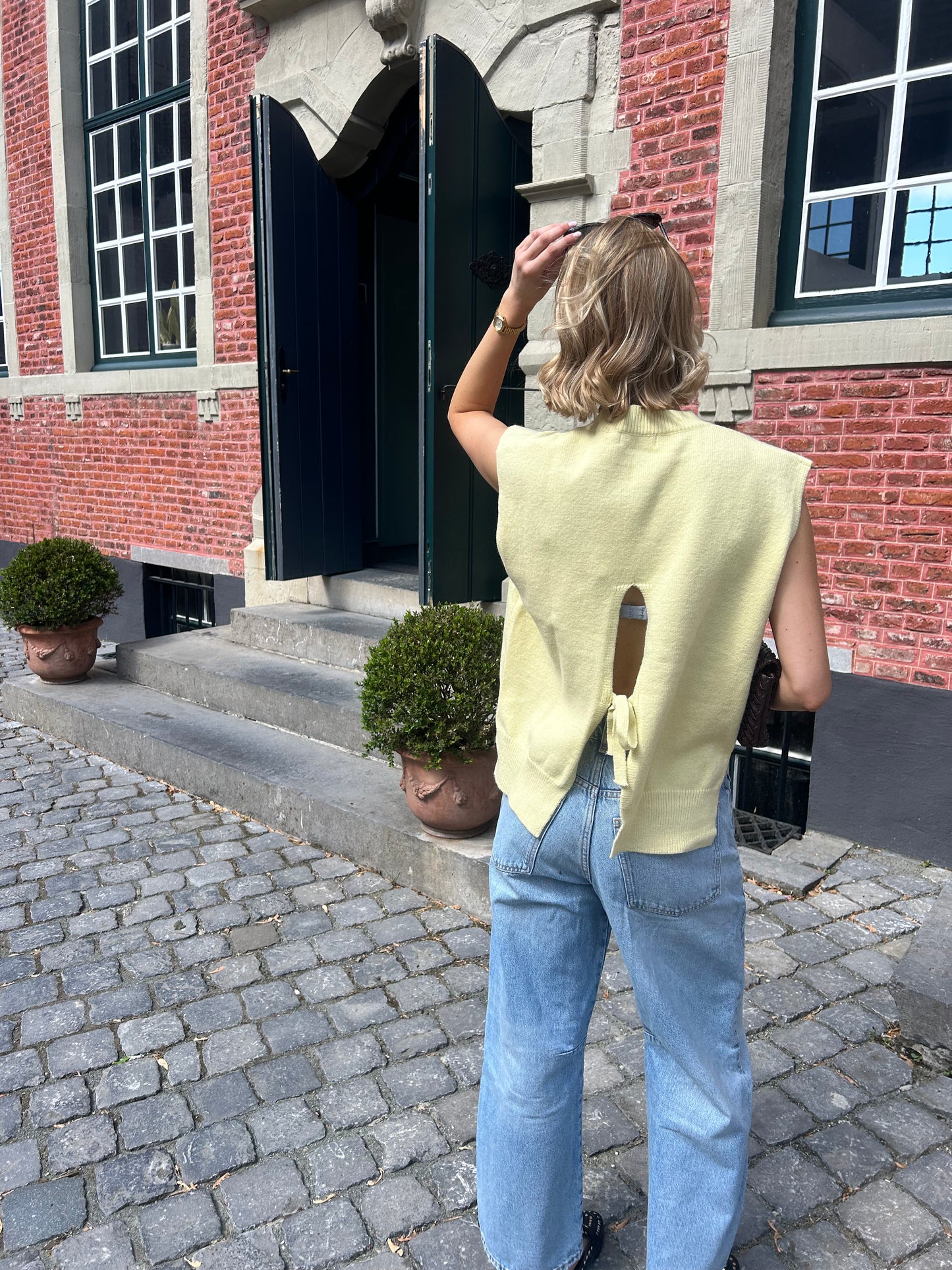 Short-sleeved knit sweater