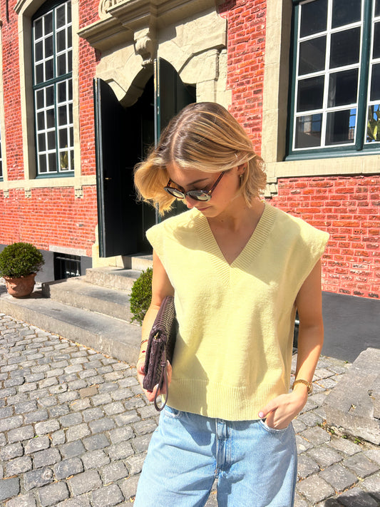 Short-sleeved knit sweater